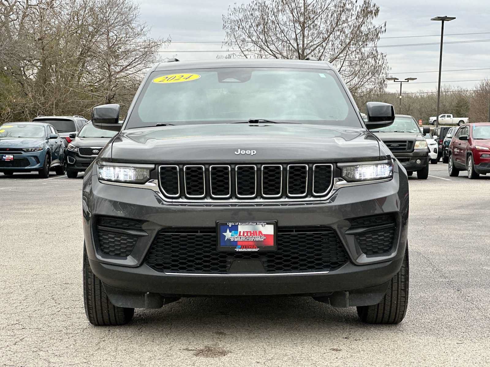 Used 2024 Jeep Grand Cherokee Laredo X w/ Trailer Tow Package AWD/4WD image 10