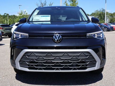 Certified 2025 Volkswagen Taos SE image 2