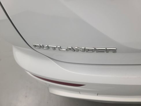 Used 2024 Mitsubishi Outlander SE image 11