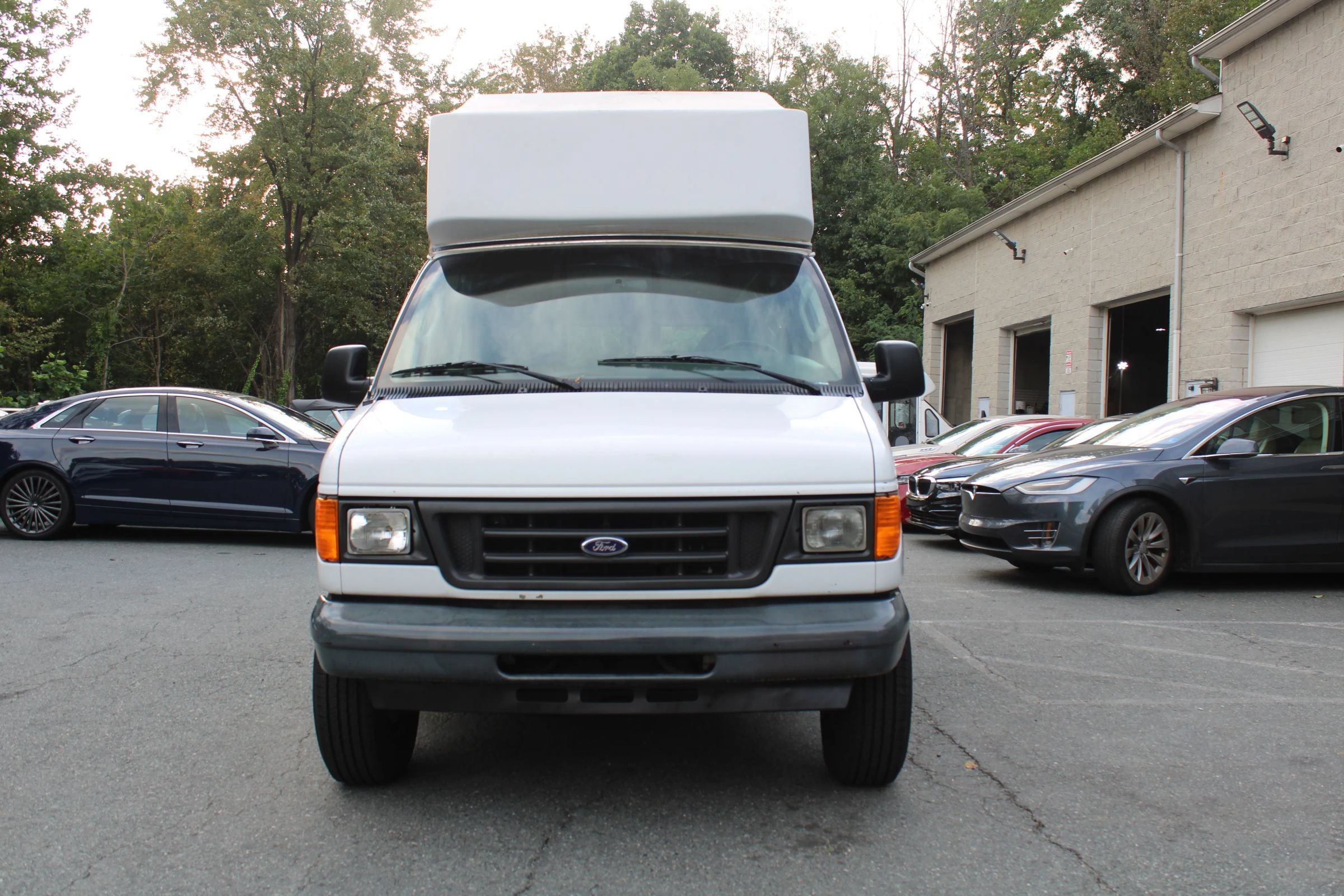 Used 2006 Ford E-350 and Econoline 350 Extended Super Duty RWD image 2