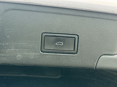 Used 2025 Volkswagen Atlas Cross Sport SE image 28