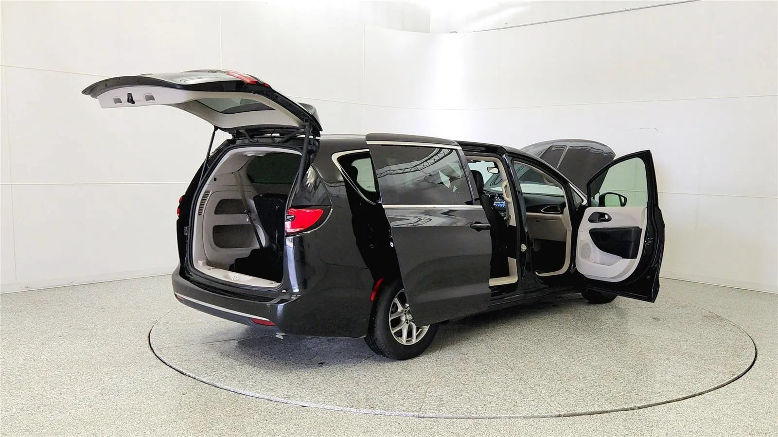 Used 2023 Chrysler Pacifica Touring-L FWD image 13