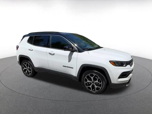 Used 2025 Jeep Compass Limited AWD/4WD image 2