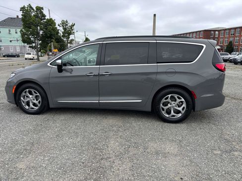 Used 2023 Chrysler Pacifica Limited image 8