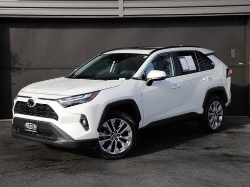 Used 2022 Toyota RAV4 XLE Premium image 1