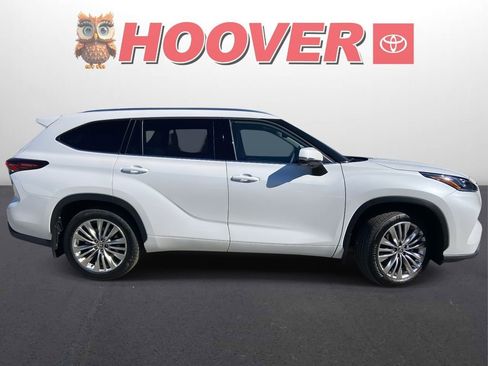 Used 2026 Toyota Highlander Limited AWD/4WD image 2