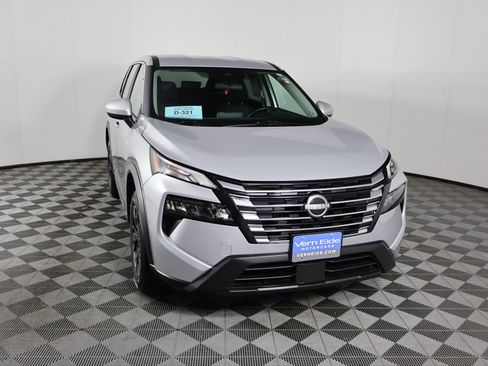 Used 2025 Nissan Rogue SV image 3