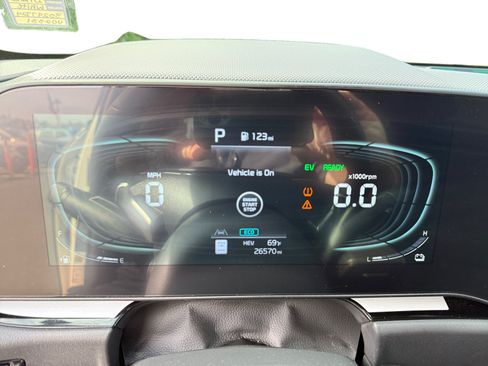 Used 2025 Kia Niro EX FWD image 11