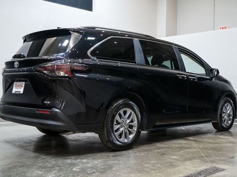 Used 2025 Toyota Sienna XLE image 7