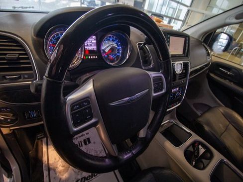 Used 2012 Chrysler Town & Country Limited image 8