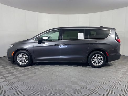 Certified 2023 Chrysler Pacifica Touring-L FWD image 3