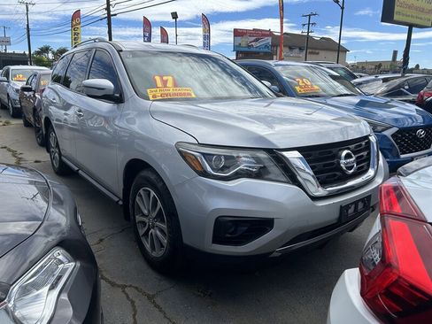 Used 2017 Nissan Pathfinder S image 4