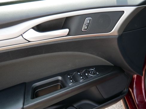Used 2018 Ford Fusion SE w/ Fusion SE Technology Package FWD image 20