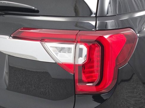 Used 2023 GMC Acadia SLT w/ Preferred Package image 13