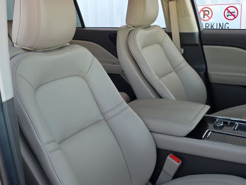 Used 2023 Lincoln Aviator Standard w/ Elements Package image 38