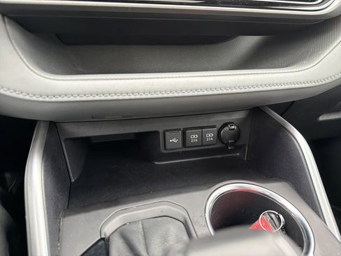 Used 2021 Toyota Highlander XLE AWD/4WD image 36