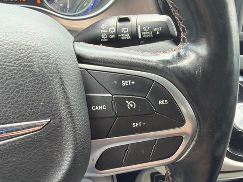 Used 2019 Chrysler Pacifica LX w/ Cold Weather Group FWD image 12