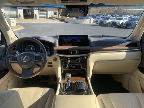 Used 2020 Lexus LX 570 4WD w/ 3rd Row & Luxury Pkg image 30