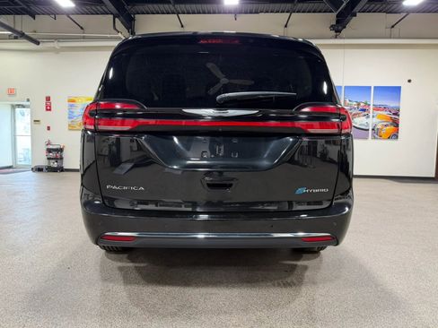 Used 2023 Chrysler Pacifica Touring-L FWD image 6