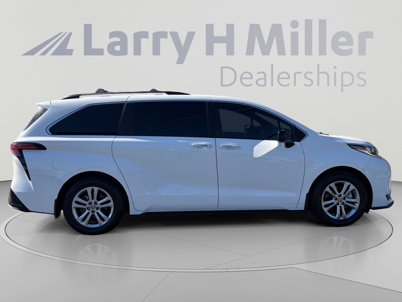 Certified 2022 Toyota Sienna XSE w/ XSE Plus Package AWD/4WD image 6