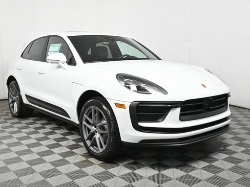 Certified 2025 Porsche Macan image 19