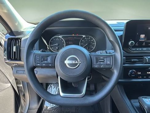 Used 2025 Nissan Pathfinder S FWD image 12