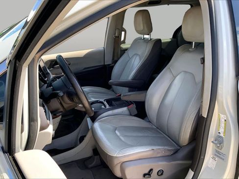 Used 2017 Chrysler Pacifica Touring-L FWD image 7