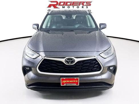 Used 2023 Toyota Highlander XLE image 2