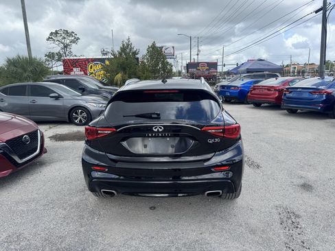 Used 2017 INFINITI QX30 Premium w/ Navigation Package image 4
