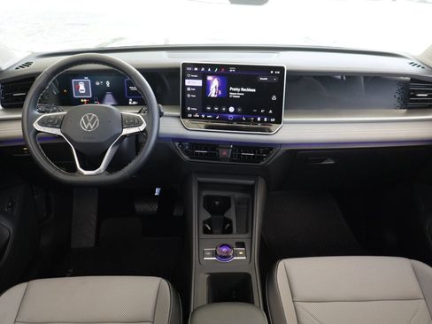 Certified 2025 Volkswagen Tiguan SE FWD image 23