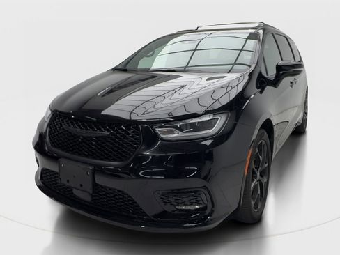 Used 2025 Chrysler Pacifica Limited FWD image 4