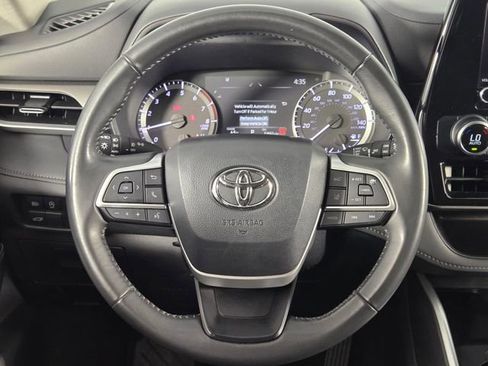 Used 2024 Toyota Highlander LE image 22
