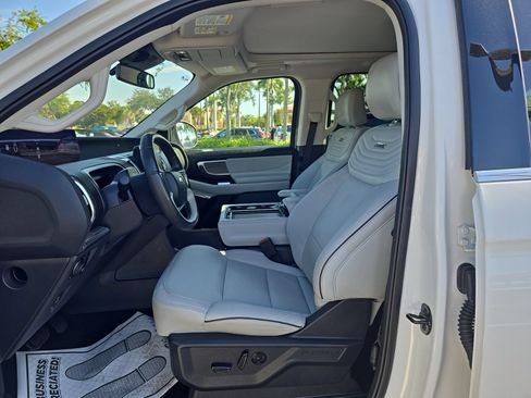 Certified 2025 Ford Expedition Platinum w/ Platinum Ultimate Package AWD/4WD image 5