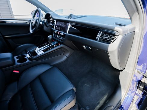 Certified 2025 Porsche Macan image 27