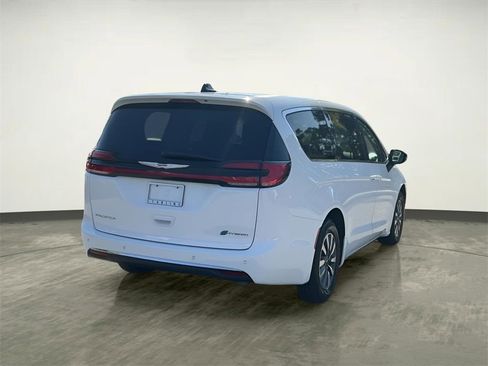 Used 2024 Chrysler Pacifica Select image 10