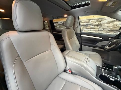 Used 2018 Toyota Highlander XLE AWD/4WD image 32