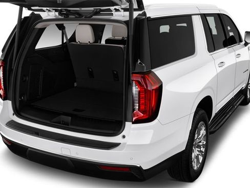 Used 2022 GMC Yukon XL SLT w/ SLT Premium Package AWD/4WD image 7