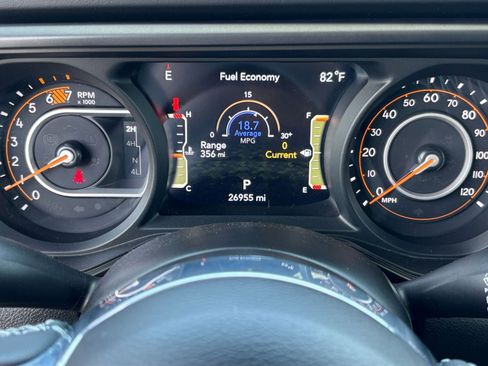 Used 2025 Jeep Wrangler Unlimited Sahara AWD/4WD image 40