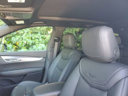 New 2025 Cadillac XT6 Luxury image 18