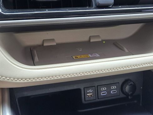 Used 2023 Toyota Highlander XLE image 19