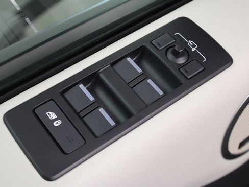 Used 2025 Land Rover Discovery Metropolitan Edition AWD/4WD image 18