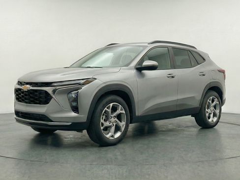 Used 2025 Chevrolet Trax LT w/ LT Convenience Package FWD image 3