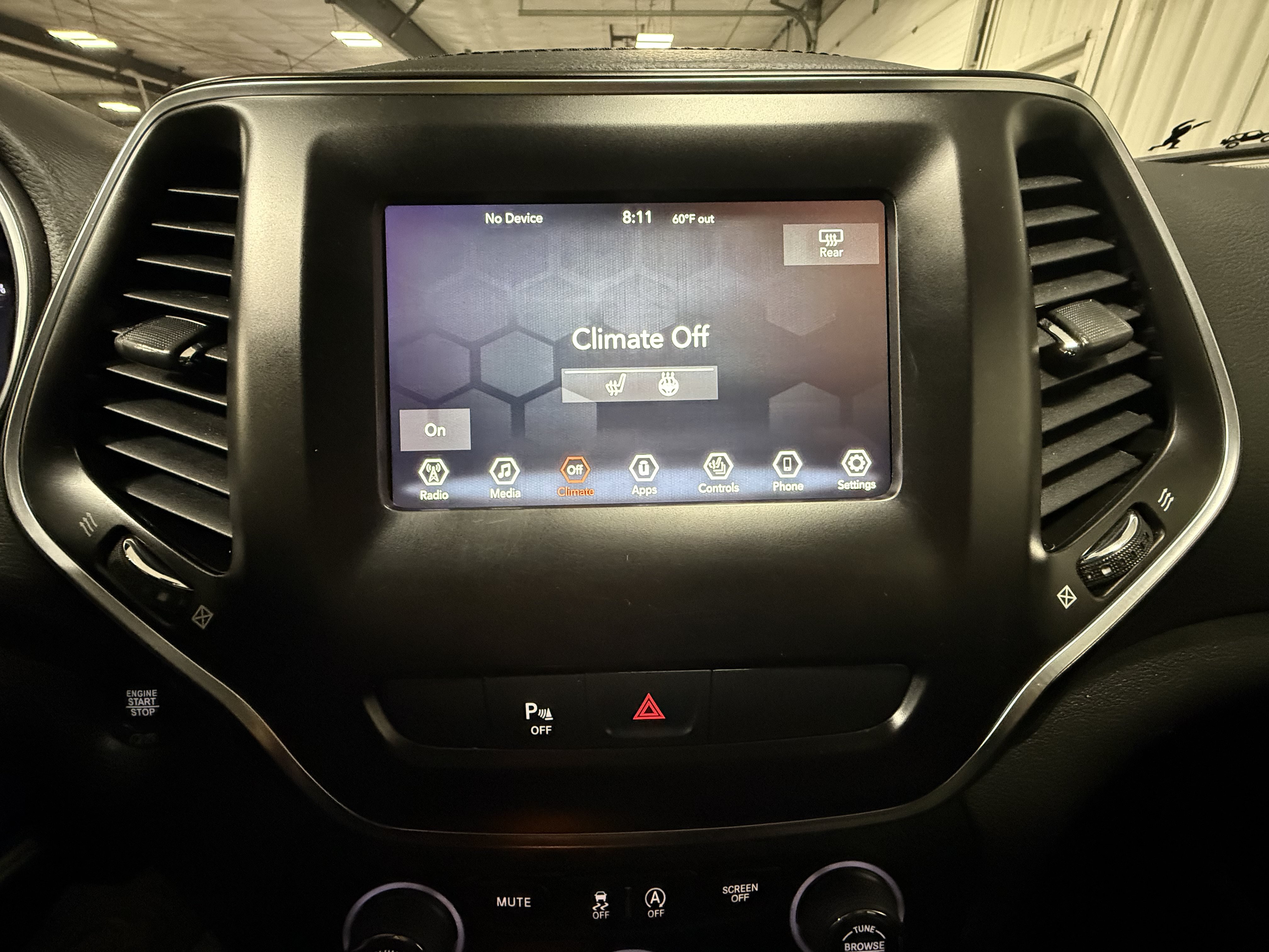 Used 2019 Jeep Cherokee Latitude Plus w/ Cold Weather Group AWD/4WD image 29