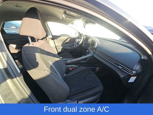 Used 2025 Hyundai Elantra Blue image 4