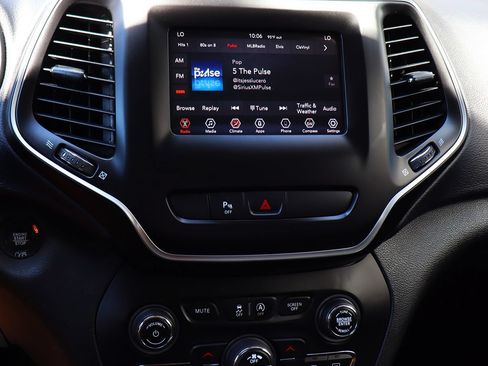 Used 2019 Jeep Cherokee Latitude Plus w/ Comfort/Convenience Group FWD image 45