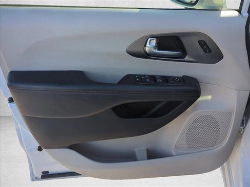 Used 2020 Chrysler Pacifica Touring-L w/ Tire & Wheel Group image 7