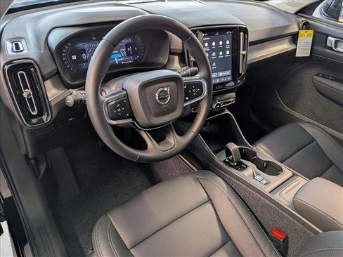 Used 2026 Volvo XC40 B4 Core w/ Climate Package FWD image 3
