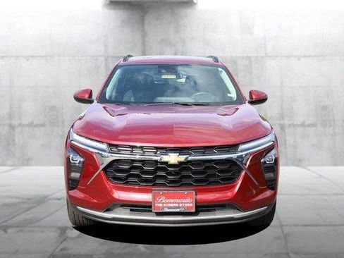 Used 2025 Chevrolet Trax LT w/ LT Convenience Package FWD image 4