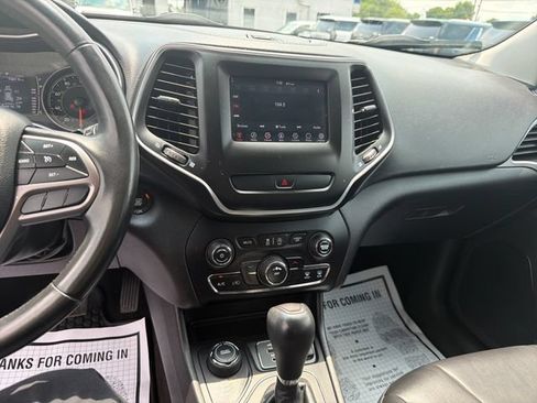 Used 2019 Jeep Cherokee Latitude Plus w/ Cold Weather Group AWD/4WD image 17
