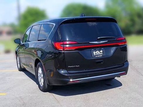 Used 2023 Chrysler Pacifica Touring-L FWD image 9